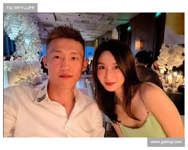 周鹏夫妇丽江秀恩爱 大风吹不散甜蜜